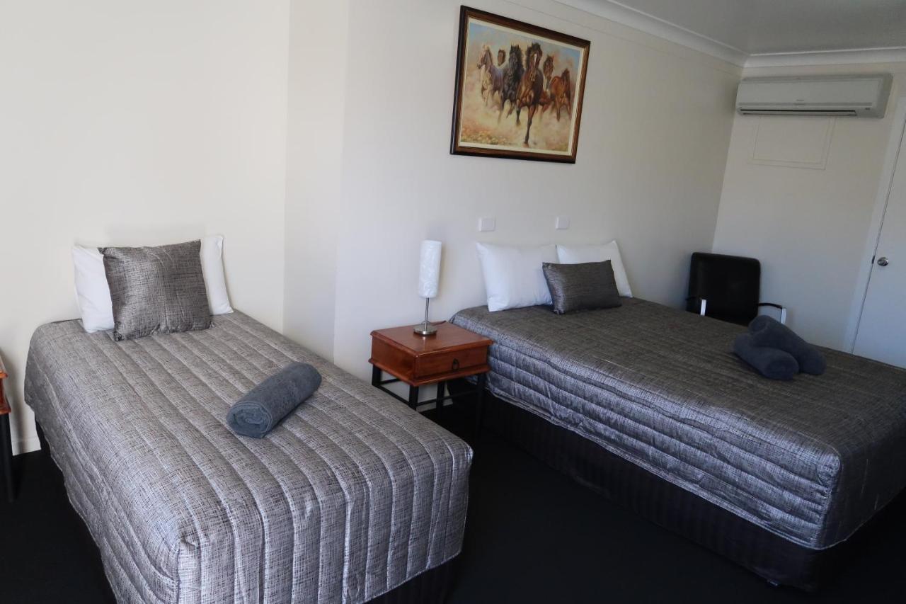 Charleville Waltzing Matilda Motor Inn Экстерьер фото